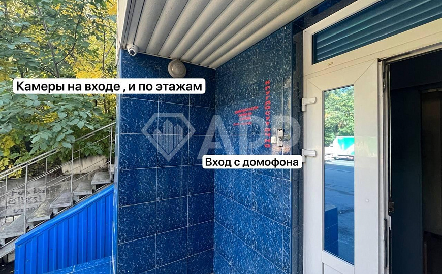 Здание/ трафик/ сауна/ у дороги фото