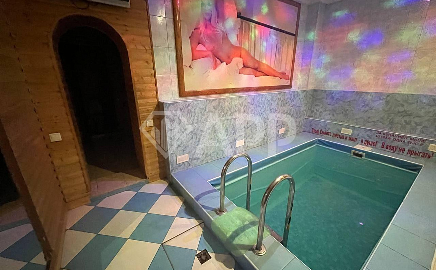 Здание/ трафик/ сауна/ у дороги фото