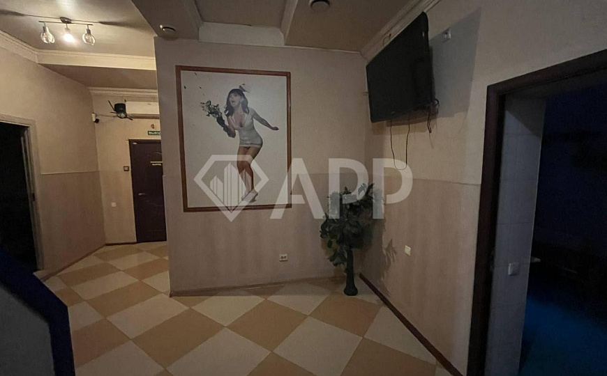 Здание/ трафик/ сауна/ у дороги фото