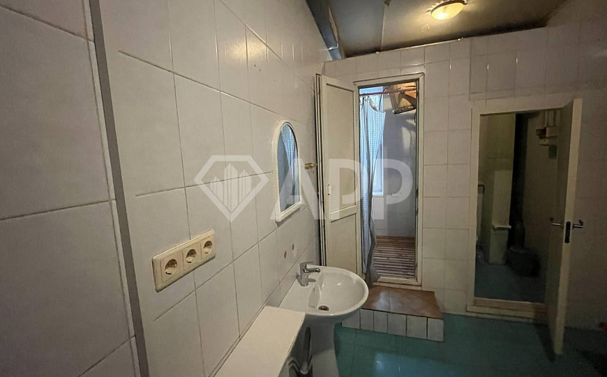 Здание/ трафик/ сауна/ у дороги фото