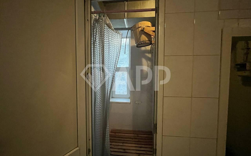 Здание/ трафик/ сауна/ у дороги фото