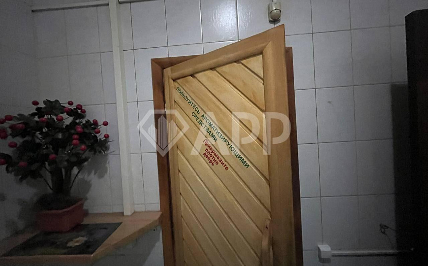 Здание/ трафик/ сауна/ у дороги фото