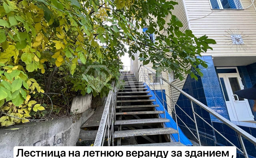 Здание/ трафик/ сауна/ у дороги фото