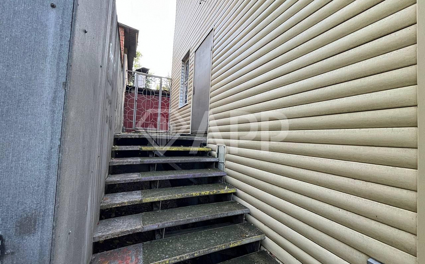 Здание/ трафик/ сауна/ у дороги фото