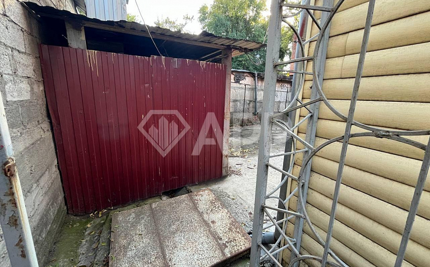 Здание/ трафик/ сауна/ у дороги фото