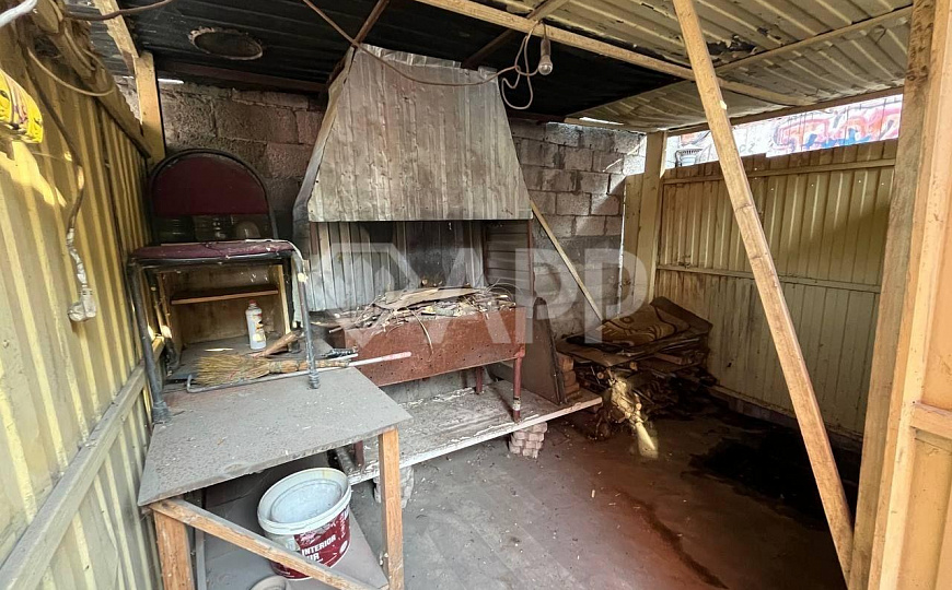 Здание/ трафик/ сауна/ у дороги фото