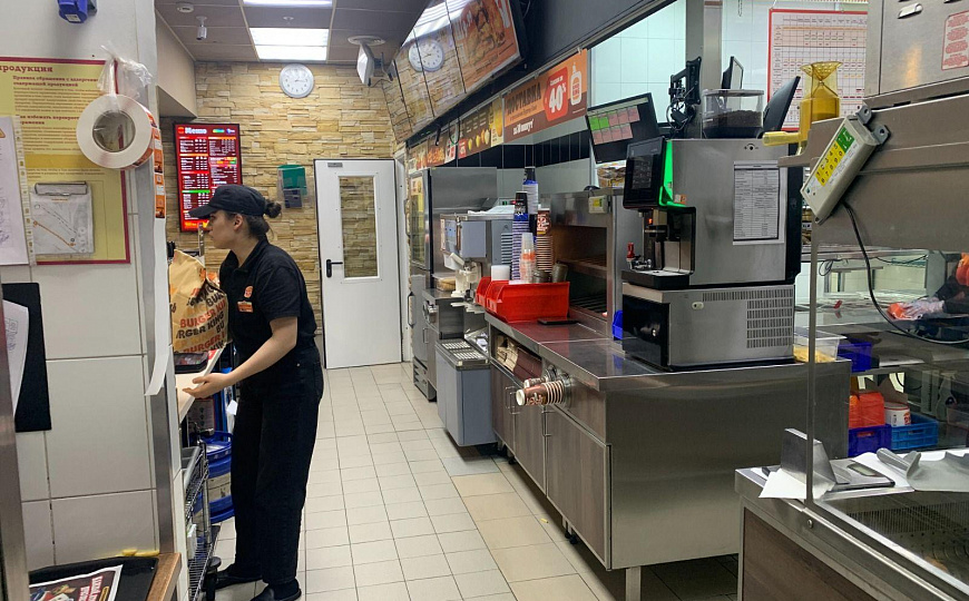 Сдам 409м² у входа в ТЦ фото