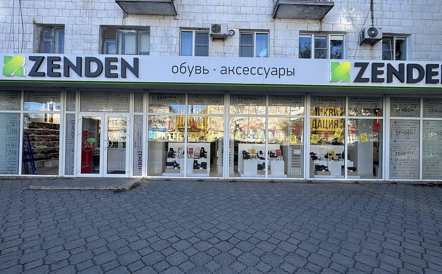 Помещение с витражными окнами на проходном месте 271 м² фото
