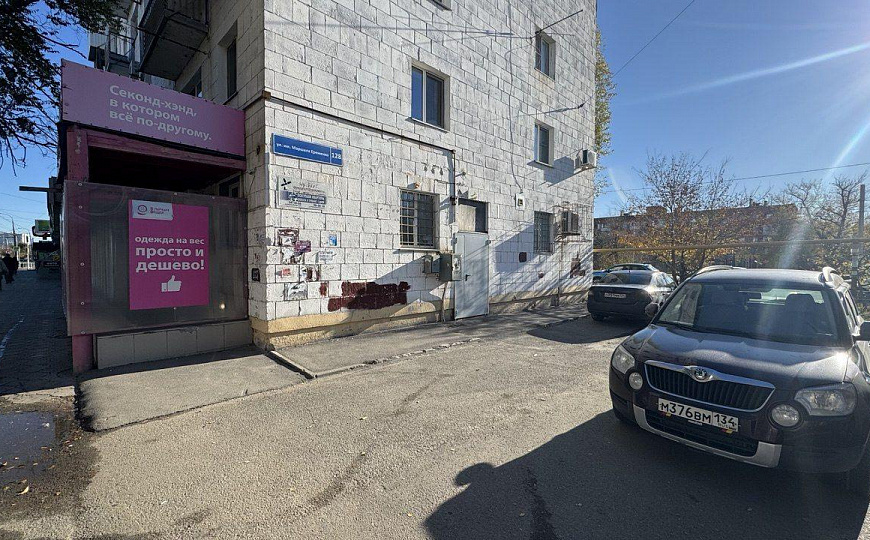 Помещение с витражными окнами на проходном месте 271 м² фото