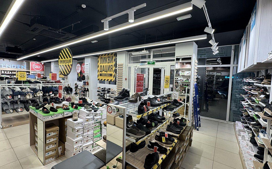 Помещение с витражными окнами на проходном месте 271 м² фото