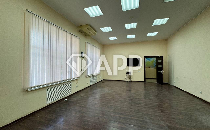 Свой вход и парковка. Офис с ремонтом 100 м2 фото