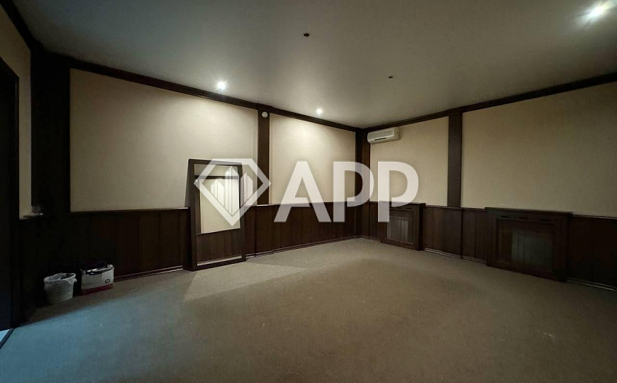 Свой вход и парковка. Офис с ремонтом 100 м2 фото