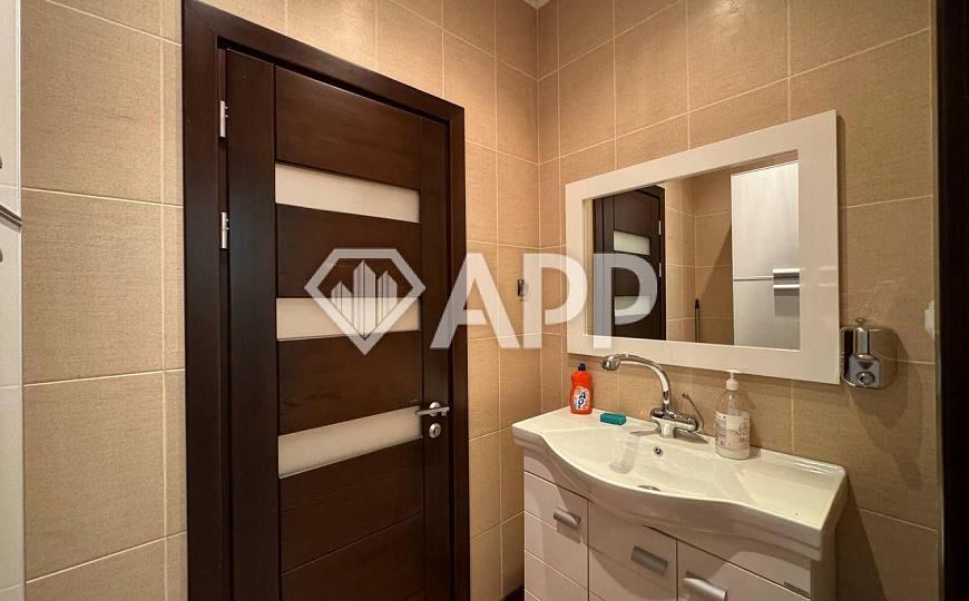 Свой вход и парковка. Офис с ремонтом 100 м2 фото