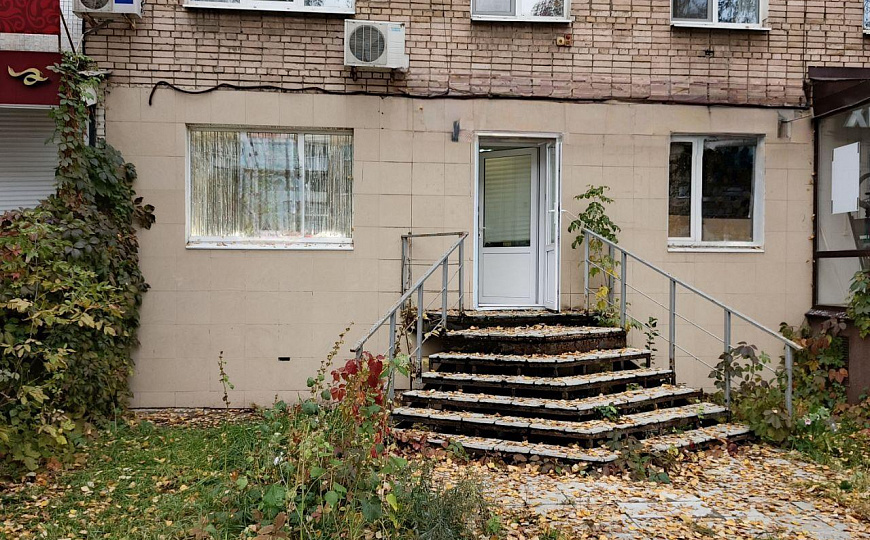 Нежилое помещение 45,3 м2 на 1-ой линии с готовым арендным бизнесом фото