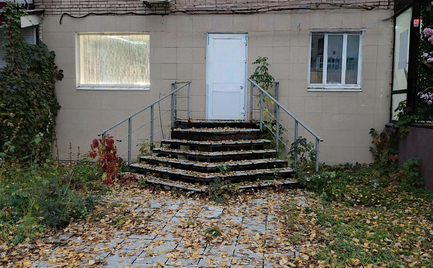 Нежилое помещение 45,3 м2 на 1-ой линии с готовым арендным бизнесом фото