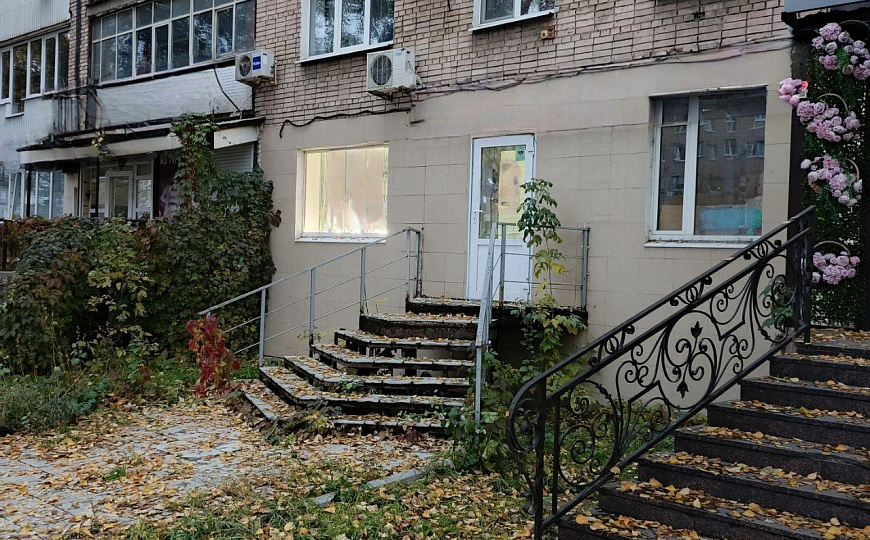 Нежилое помещение 45,3 м2 на 1-ой линии с готовым арендным бизнесом фото