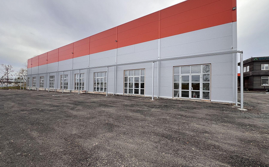 Теплый склад на первой линии. фото