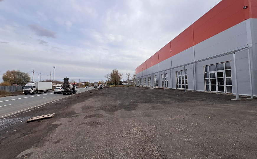 Теплый склад на первой линии. фото