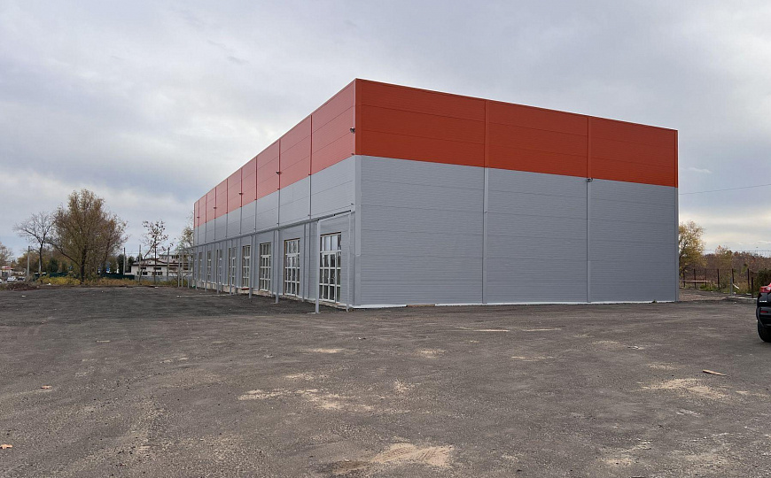 Теплый склад на первой линии. фото