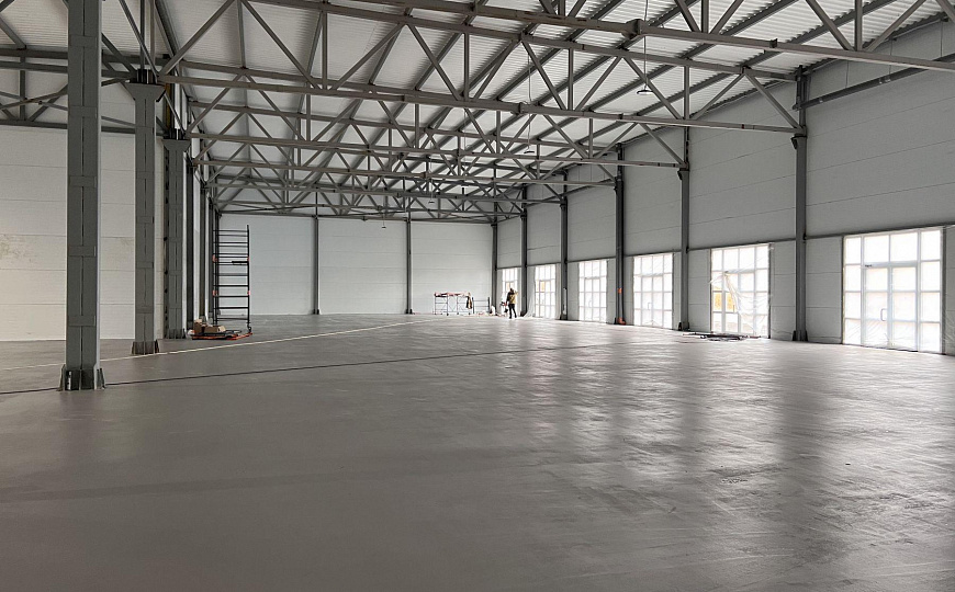 Теплый склад на первой линии. фото