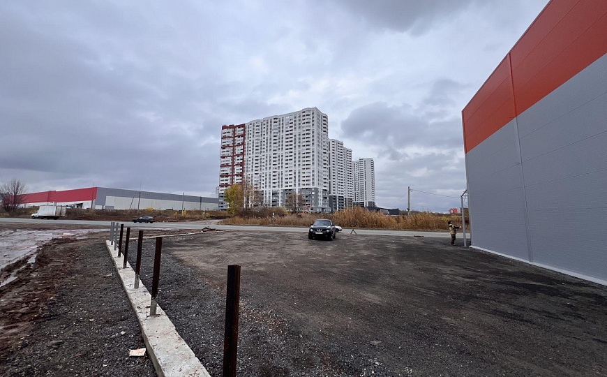 Теплый склад на первой линии. фото