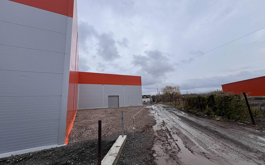 Теплый склад на первой линии. фото