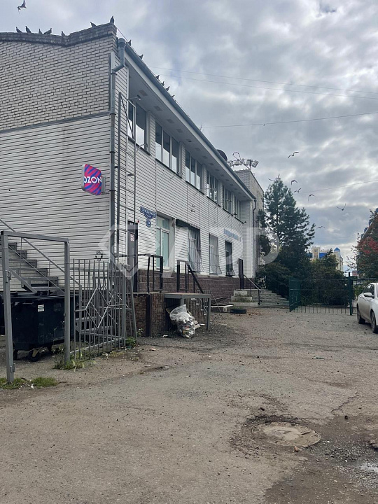 Отдельно стоящее здание в жилом массиве фото