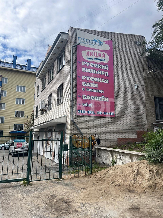 Отдельно стоящее здание в жилом массиве фото