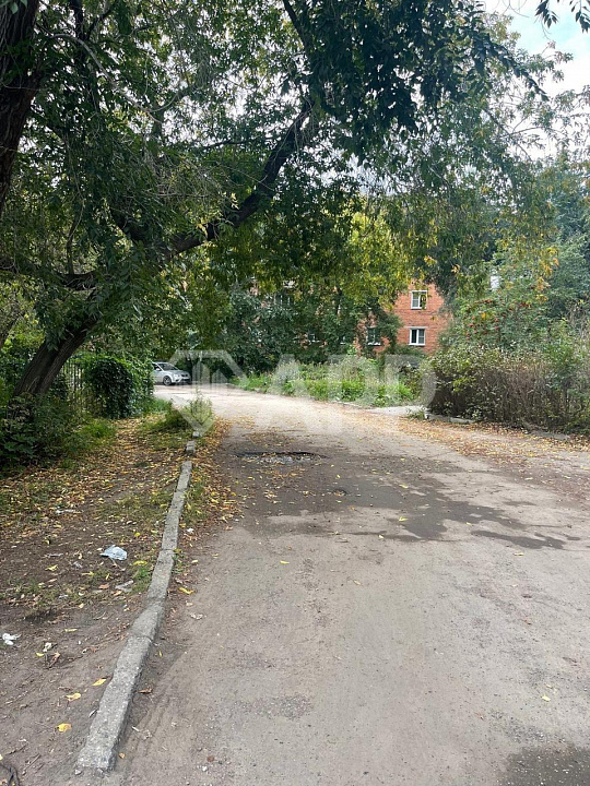 Отдельно стоящее здание в жилом массиве фото