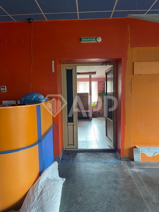 Отдельно стоящее здание в жилом массиве фото