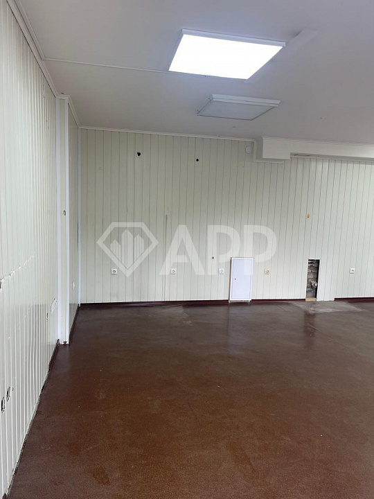 Отдельно стоящее здание в жилом массиве фото