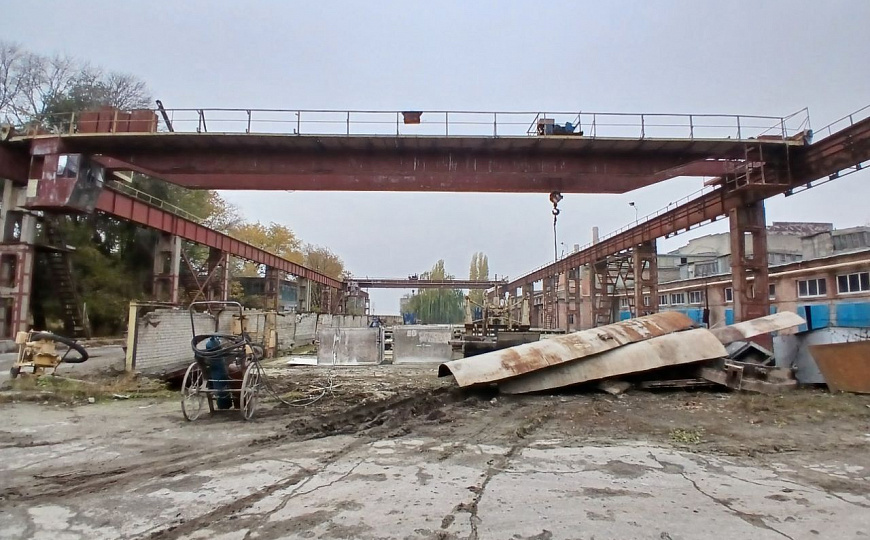 Открытая площадка с кран-балкой фото