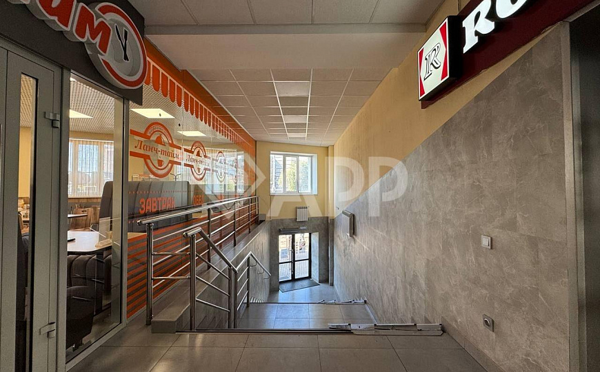 Левый берег, высокий трафик, напротив остановки, 150 м2 фото