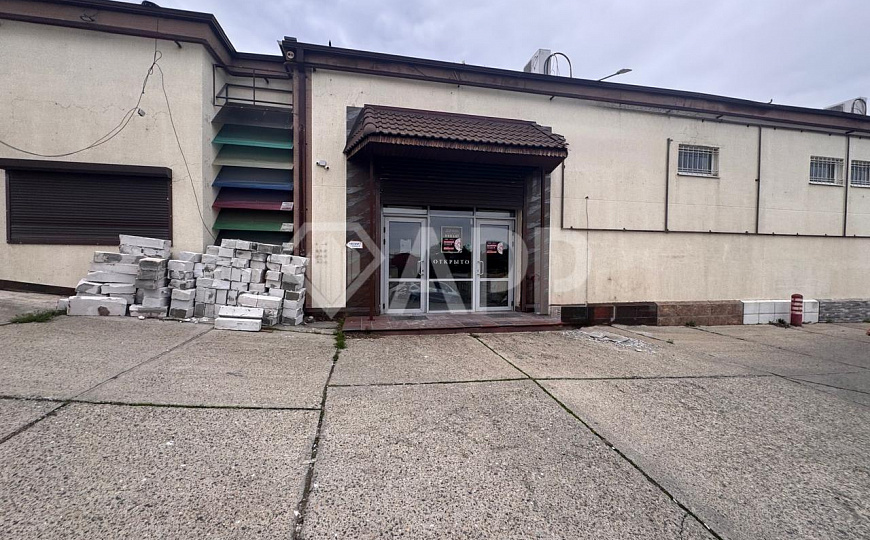 Сдаю торговое помещение, 990 м² фото