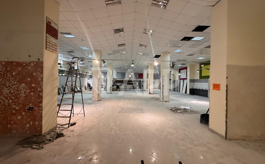 Сдаю торговое помещение, 990 м² фото