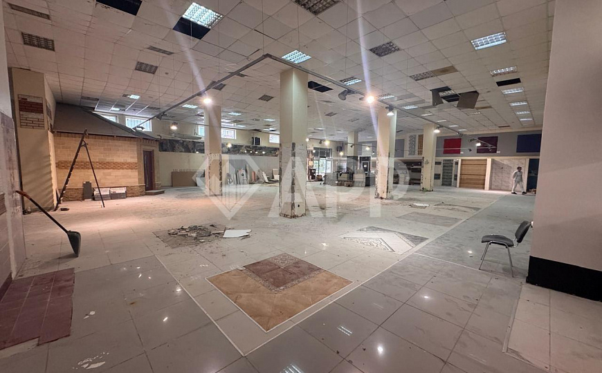 Сдаю торговое помещение, 990 м² фото