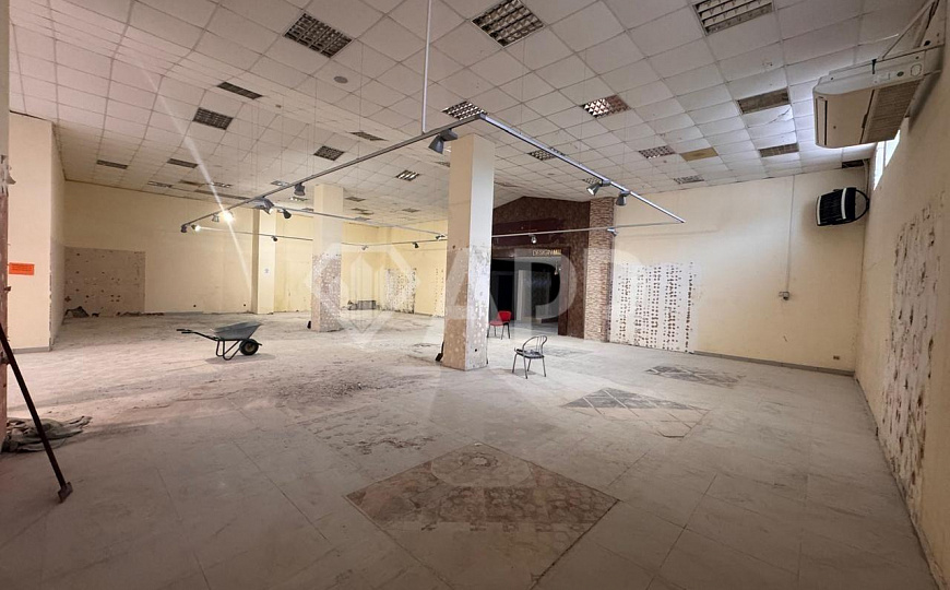 Сдаю торговое помещение, 990 м² фото