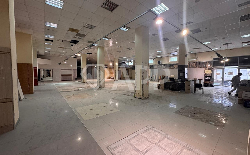 Сдаю торговое помещение, 990 м² фото