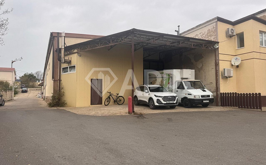 Сдаю торговое помещение, 990 м² фото