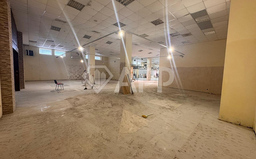 Сдаю торговое помещение, 990 м² фото