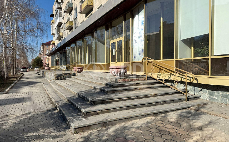 1 этаж/1 линия/Высокие потолки/Витринное окно фото