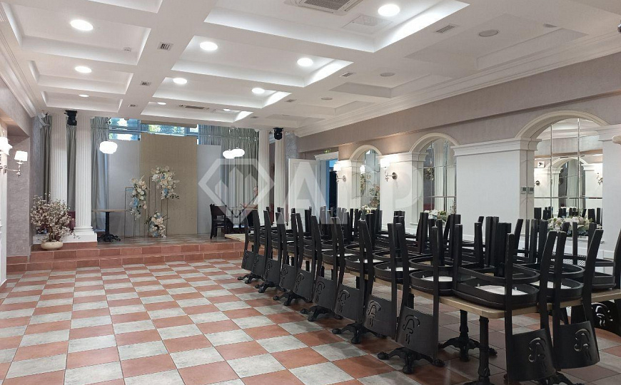 Продается действующий готовый арендный бизнес (ГАБ), 300м², с арендатором на первой линии у метро. фото