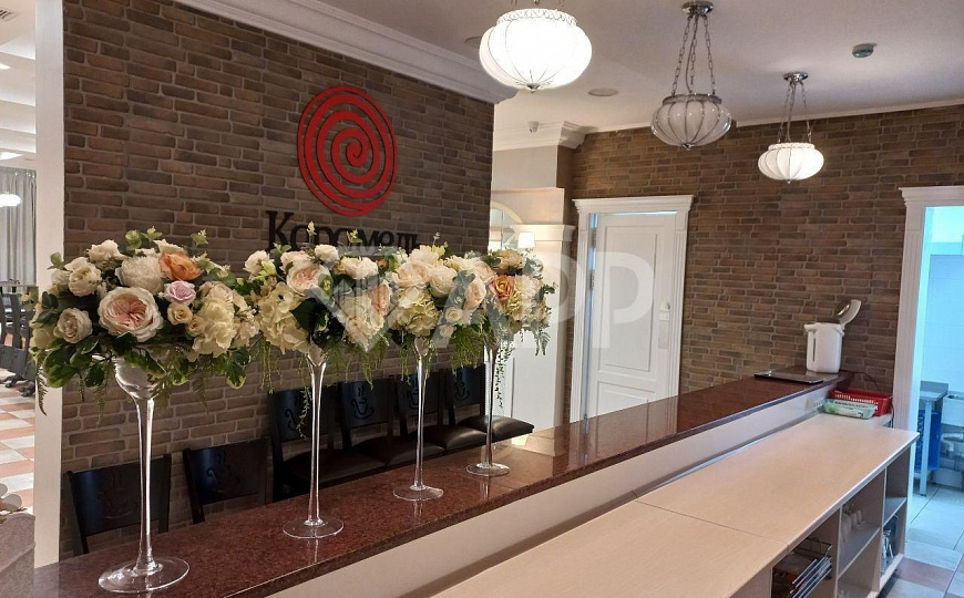 Продается действующий готовый арендный бизнес (ГАБ), 300м², с арендатором на первой линии у метро. фото