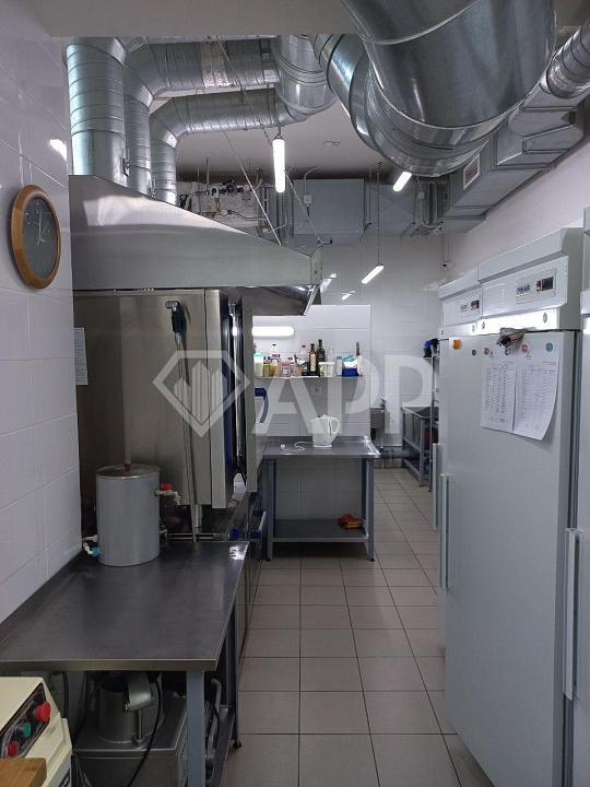 Продается действующий готовый арендный бизнес (ГАБ), 300м², с арендатором на первой линии у метро. фото