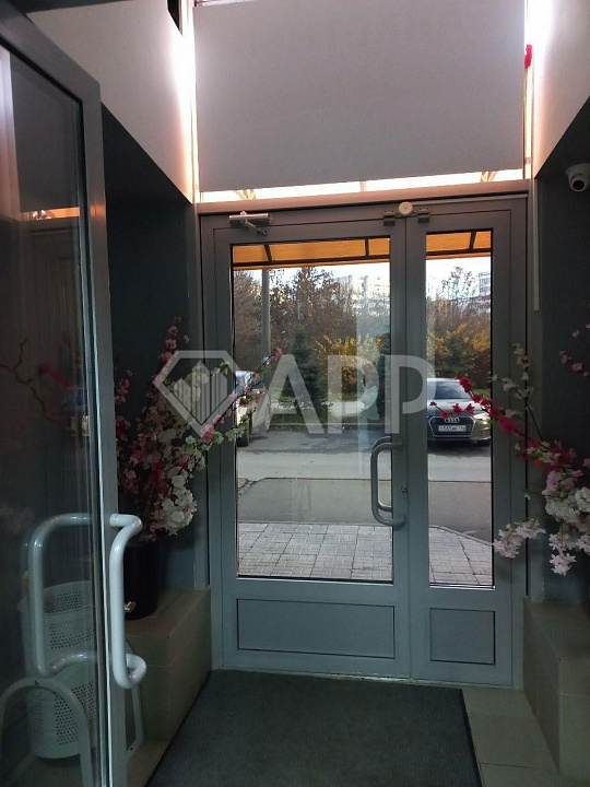 Продается действующий готовый арендный бизнес (ГАБ), 300м², с арендатором на первой линии у метро. фото