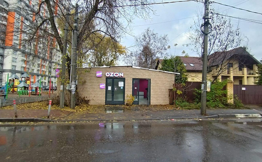 Отдельно стоящее здание на въезде в ЖК фото