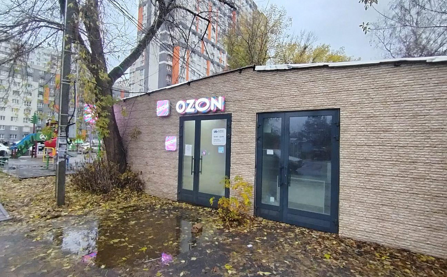 Отдельно стоящее здание на въезде в ЖК фото