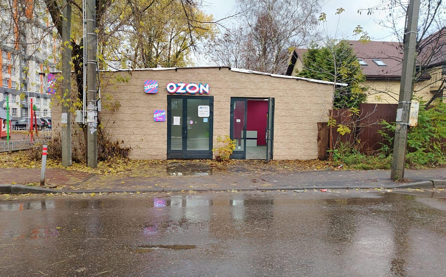 Отдельно стоящее здание на въезде в ЖК фото