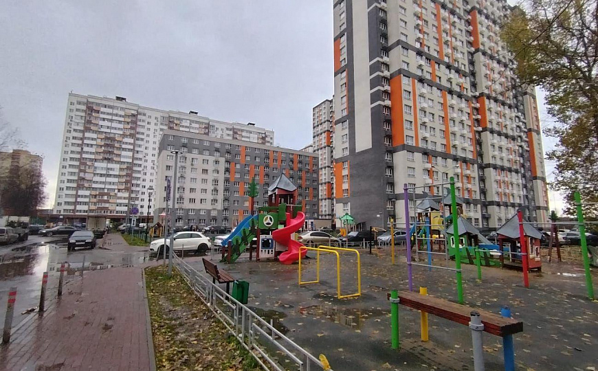 Отдельно стоящее здание на въезде в ЖК фото