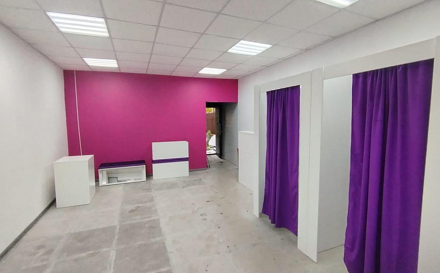 Отдельно стоящее здание на въезде в ЖК фото